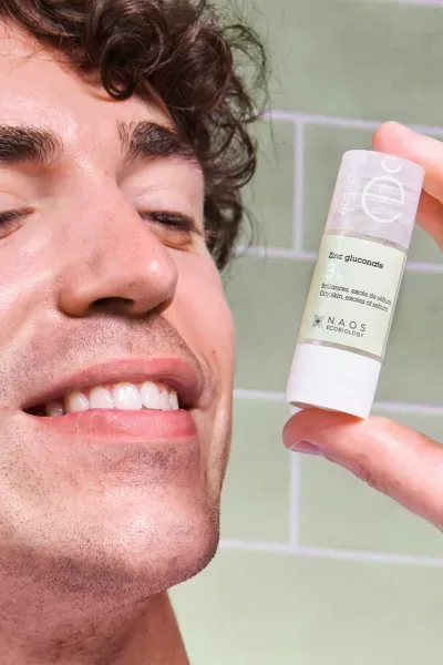 Gluconato de zinc presentado por un hombre