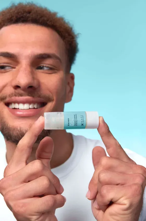 Modelo hombre mostrando el activo puro Aloe Vera en sus manos