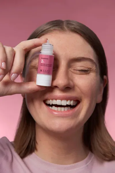 Modelo mostrando el Activo Puro Enoxolona