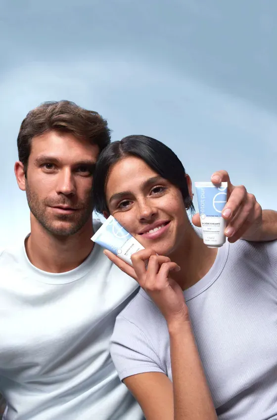 Un hombre y una mujer presentando la crema ligera como parte de un skincare biomimetico