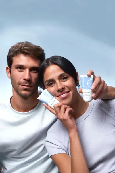 Un hombre y una mujer presentando la crema ligera como parte de un skincare biomimético