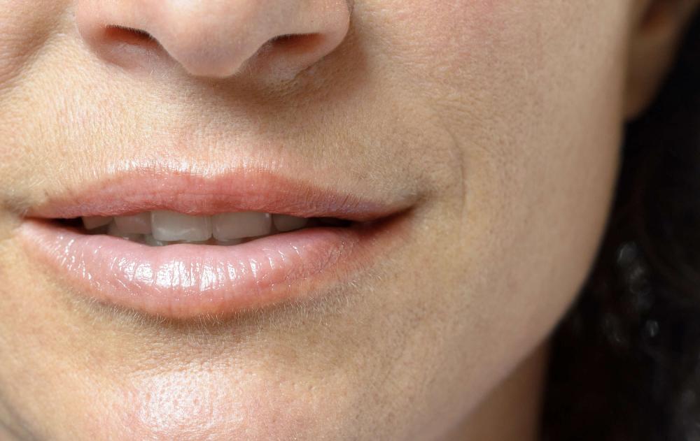 acercamiento a las arrugas de la piel del rostro de una mujer.