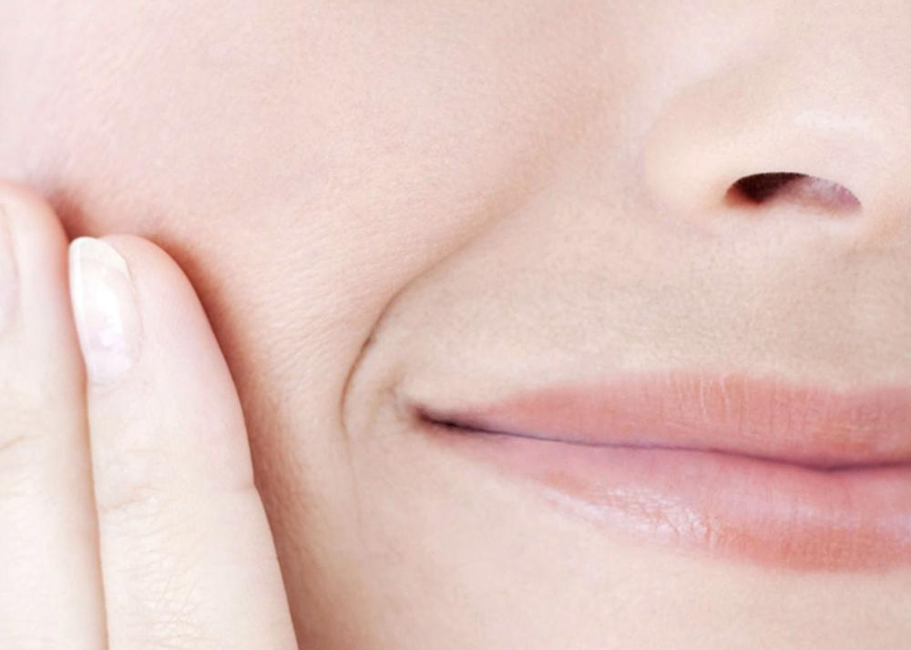 Piel sana, sin imperfecciones, con líneas de expresión