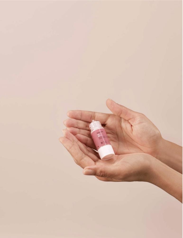 Mano sosteniendo el activo puro Enoxolona de Etat Pur