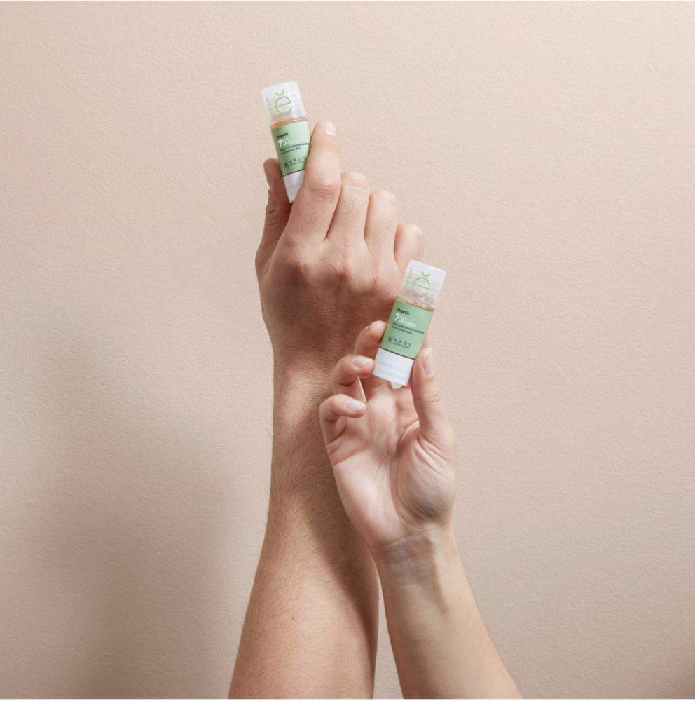 Dos manos sosteniendo cada una el activo puro Própolis 750 ppm de Etat Pur para acné